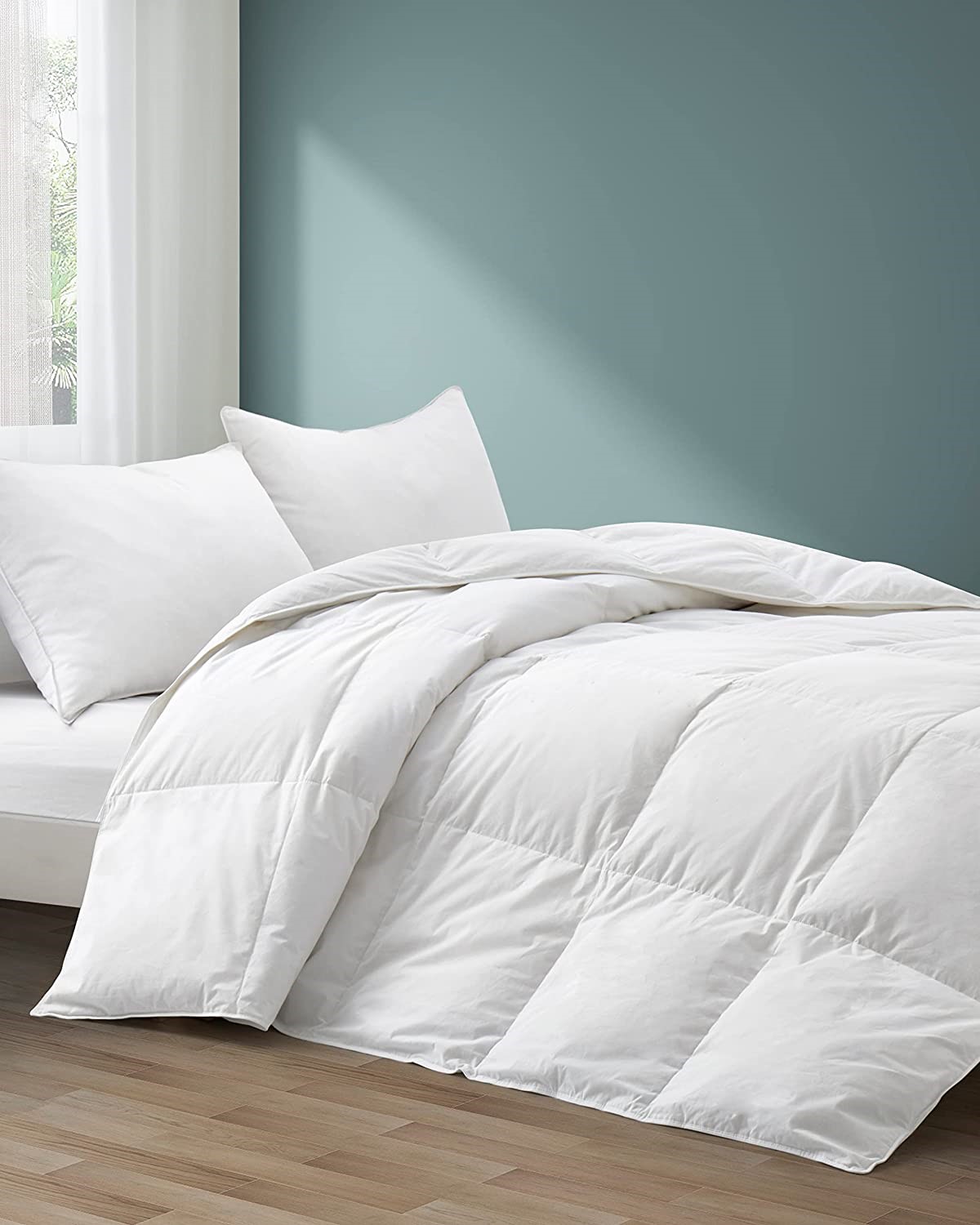 Couette et oreillers blancs